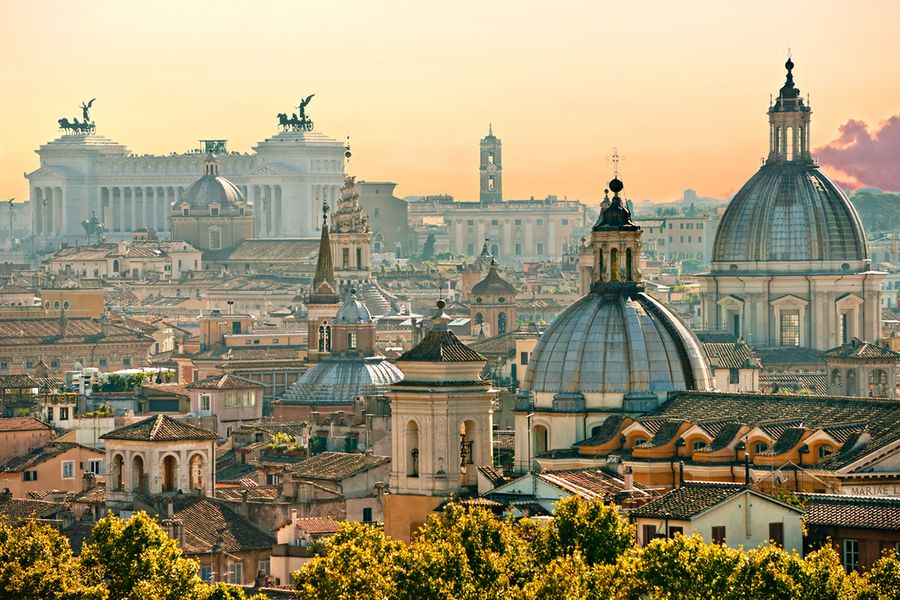 Photo des toits de Rome au coucher du soleil.